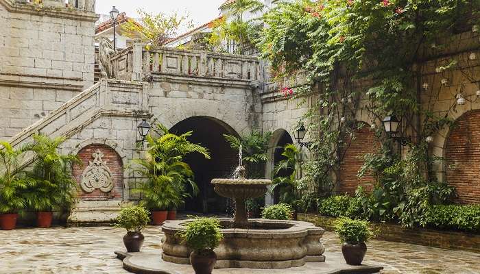 Intérieur de cour coloniale aux Philippines, Manille