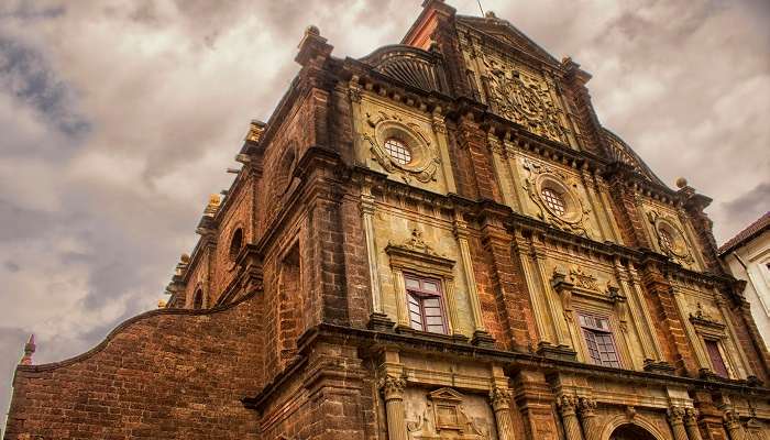 Explorez la Cathédrale de Bom Jesus, c'est l'une des meilleurs endroits à visiter à Daman 