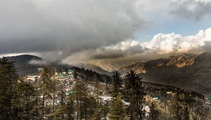 La belle vue de montagne en Chail, c'est l'un des meilleur lieux à visiter près de Chandigarh