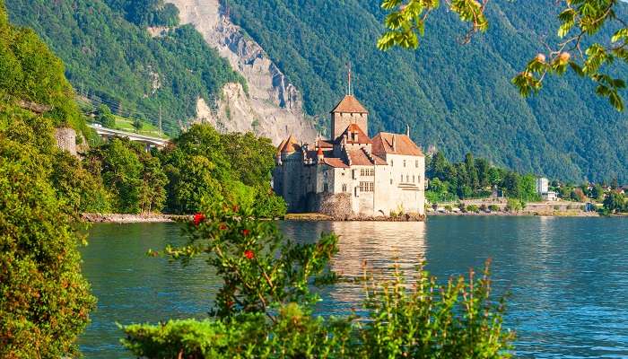 Chateau De Chillon est l'un des meilleur lieux à visiter en Suisse en hiver