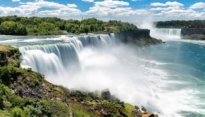 La vue incroyable de Chutes du Niagara, c'est la endroits les plus célèbres à visiter au Canada