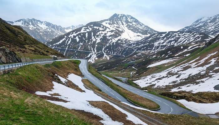 Explorez Col de l'Oberalp via Glacier Express