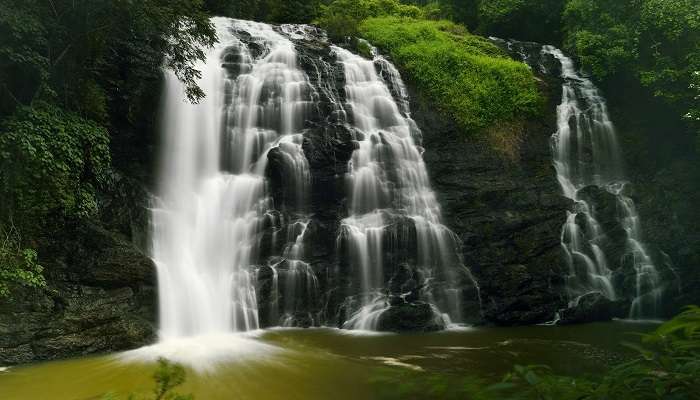 la vue magnifique de cascades en Coorg 