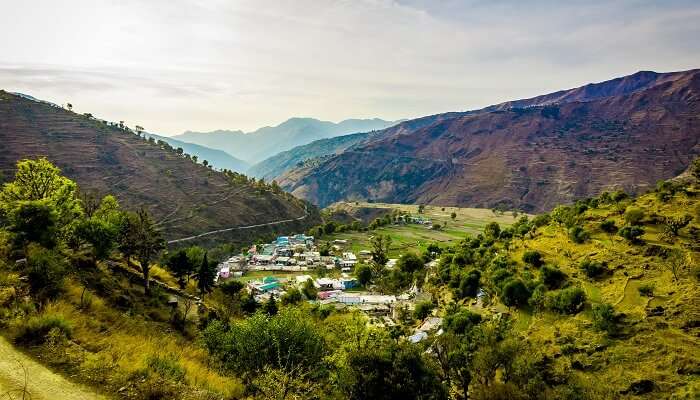 La belle vue de montagne en Dehradun, c'est l'un des meilleur lieux à visiter près de Chandigarh