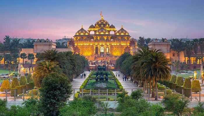 Admirez la vue nocturne du Temple Akshardham à Delhi, c'est l'un des meilleur endroits à visiter en août en Inde