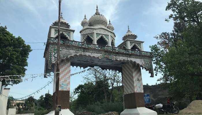 Dera Baba Banda, C'est l'un des meilleur lieux à visiter à Katra 