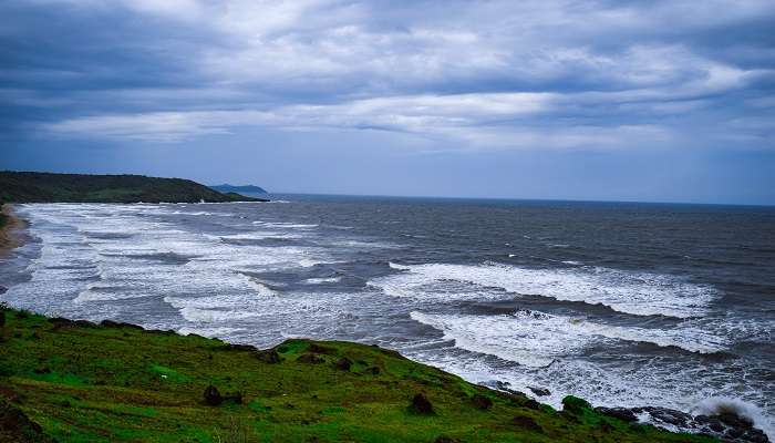 Profitez de la magnifique vue sur la plage de Ganpatipule, C'est l'un des meilleur lieux à visiter à Konkan