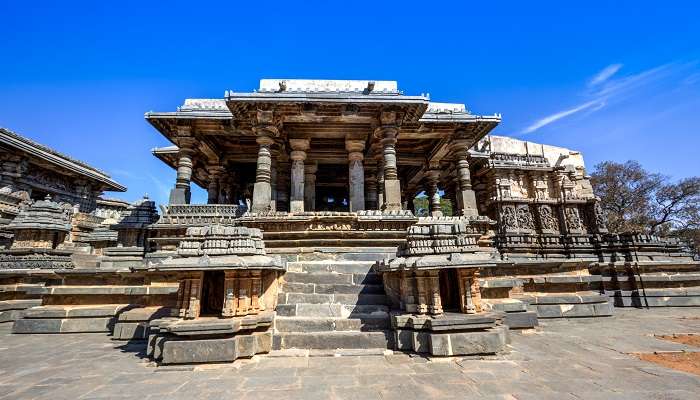 Halebidu Temple,c'est l'une des meilleur lieux à visiter en mars en Inde