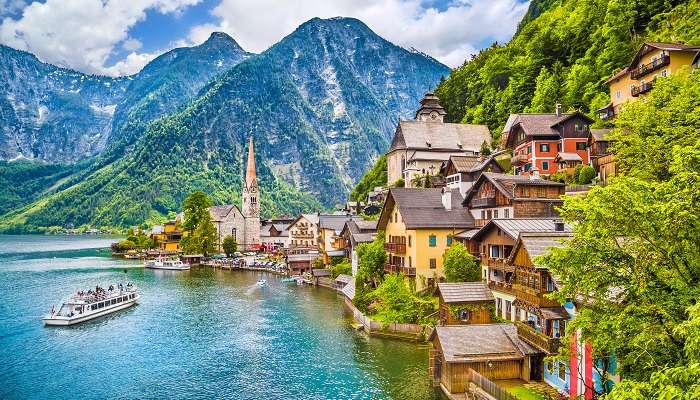 Photo panoramique de la célèbre montagne de Hallstatt, c'est l'un des meilleur lieux à visiter en Autriche 