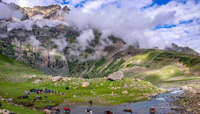 La belle stations de montagne en kashmir, c'est l'une des meilleurs endroits à visiter en janvier