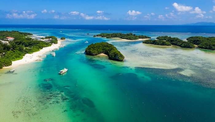 belle vue sur la baie de Kabira sur l'île d'Ishigaki au Japon, c'est l'un des meilleur meilleurs endroits à visiter au Japon