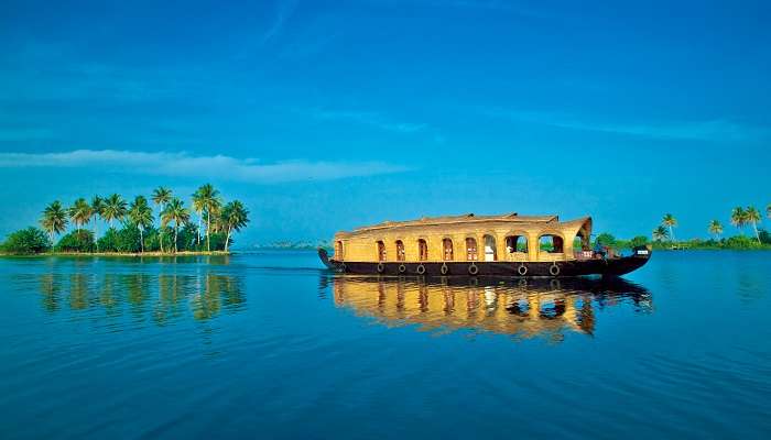 Péniche sous le ciel bleu au Kerala, c'est l'une des meilleurs endroits à visiter en septembre