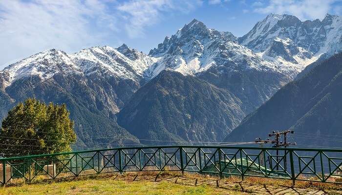 La belle vue de montagne de Kinnaurm c'est l'un des meilleur endroits à visiter en août en Inde