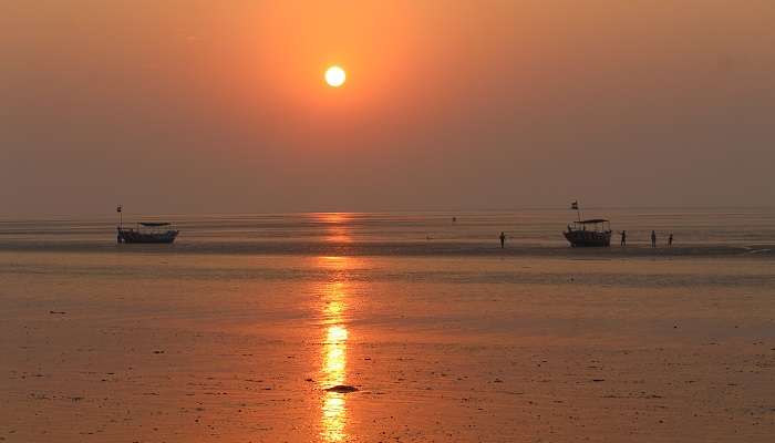 Magnifique coucher de soleil sur la plage de Jampore, c'est l'une des meilleurs endroits à visiter à Daman 