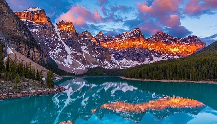 Le magnifique lac Moraine dans le parc national Banff, c'est l'une des meilleurs endroits à visiter au Canada