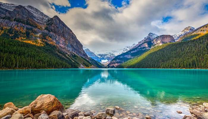 Belles vues d'automne sur le lac Louise, c'est l'une des meilleurs endroits à visiter au Canada