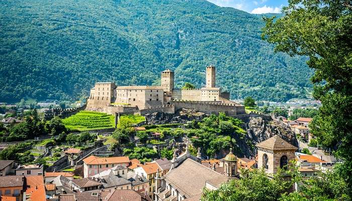 Les chateaux de Bellinzone, c'est l'un des meilleur lieux à visiter en Suisse en hiver