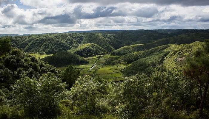 Un magnifique paysage à Mawsynram, c'est l'une des meilleur lieux à visiter en janvier en Inde