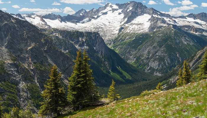 La vue incroyable de Mont Logan, c'est l'une des meilleurs endroits à visiter au Canada 