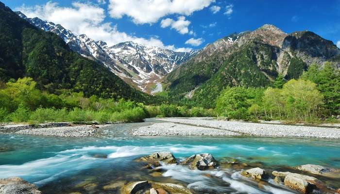 La belle vue sur les rivières et les montagnes de Nagano, c'est l'une des meilleur meilleurs endroits à visiter au Japon 