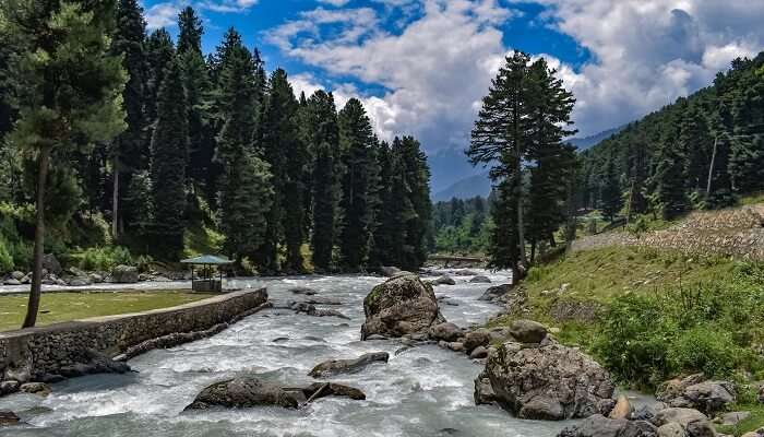 Une vue imprenable sur les montagnes et la rivière à Pahalgam, C'est l'un des meilleur endroits à visiter en août en Inde