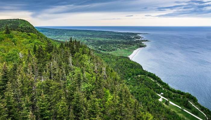 La vue de montagne de parc national Forillon, c'est l'une des meilleurs endroits à visiter au Canada