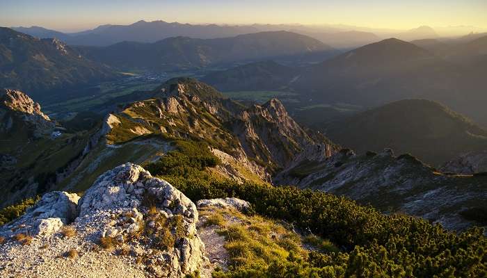 Lever du soleil depuis le sommet du parc national Gesause en Autriche