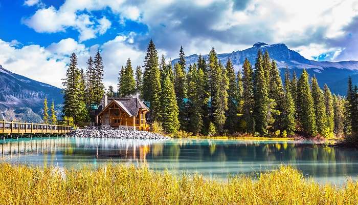 La belle vue de la lac de parc national de Yoho