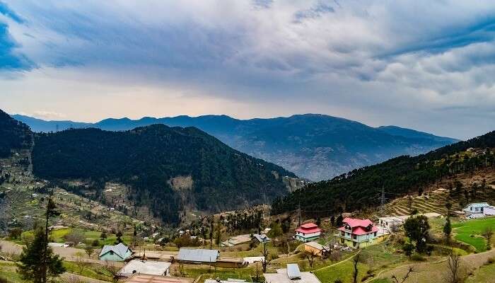 Admirez la vue magnique de Patnitop, c'est l'un des meilleur lieux à visiter près de Chandigarh