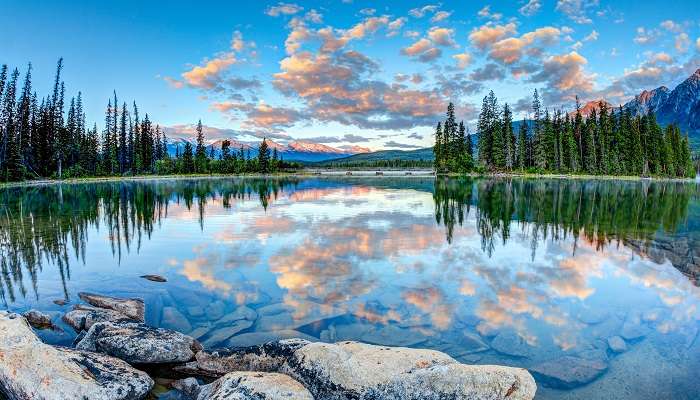 Aperçu du lever de soleil doré au lac Pyramid à Jasper