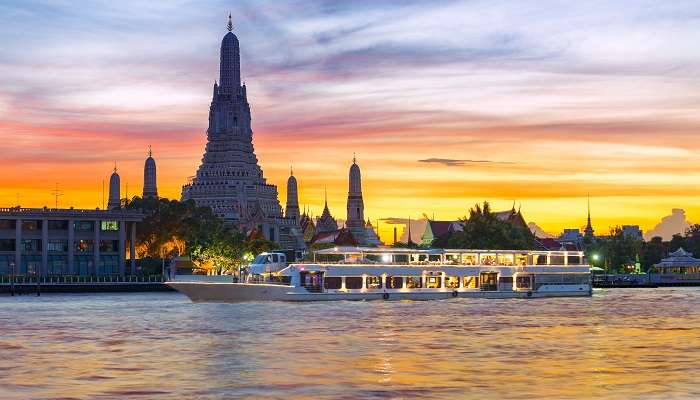 Bateau de croisière sur la rivière Chao Phraya avec temple