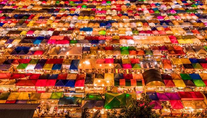 Rod Fai Night Market Srinakarin, c'est l'une des meilleurs endroits à visiter à Bangkok