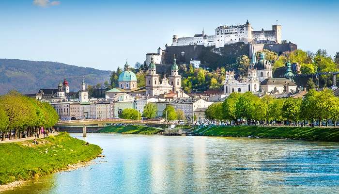 La belle vue de lac et montagne de Salzbourg, c'est l'un des meilleur lieux à visiter en Autriche