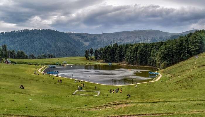 La vue magnifique de lac Sanasar en Jammu, c'est l'un des meilleur lieux à visiter à Katra