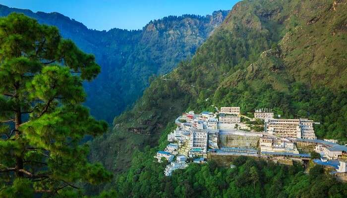 La Temple des Vaisho Devi est la plus célèbre lieux à visiter à Katra 