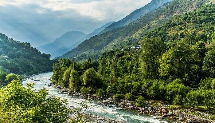 La vallée de Tirthan est l'un des meilleurs endroits à visiter près de Chandigarh