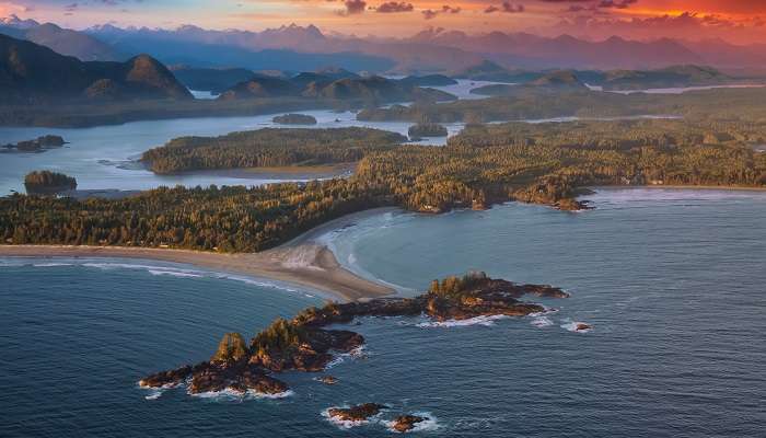 Paysage aérien canadien sur la côte ouest de l'océan Pacifique