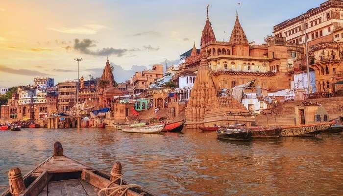 Explorez la ville sainte de Varanasi et profitez de la vue sur le magnifique rivière Ganga, c'est l'une des meilleur lieux à visiter en mars en Inde