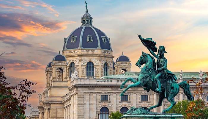 Explorez Vinne, la statue de l'archiduc Charles et le dôme du musée d'histoire naturelle, c'est l'un des meilleur lieux à visiter en Autriche