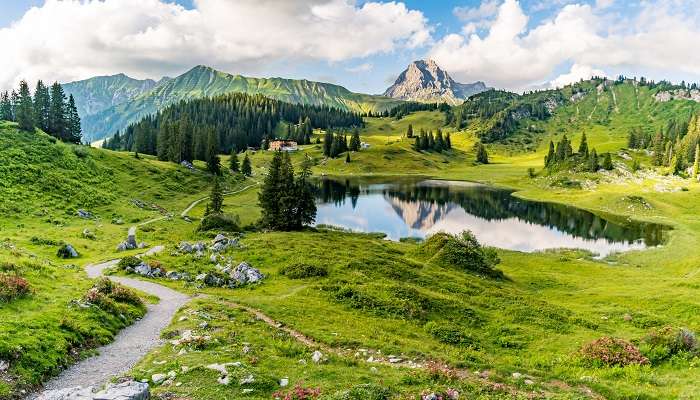 Randonnée fantastique dans la magnifique montagne en Vorarlberg, c'est l'un des meilleur lieux à visiter en Autriche 