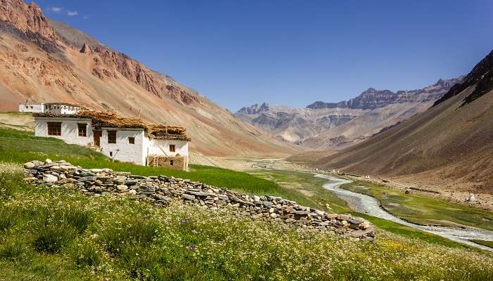 La belle vue sur les montagnes de Zansar