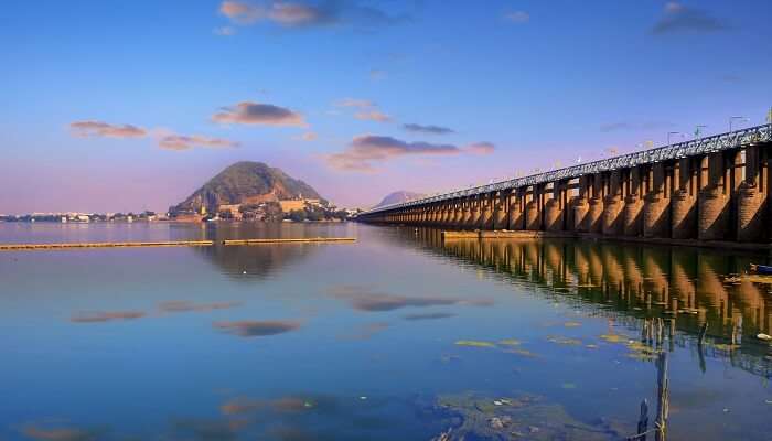 la belle vue du pont situé dans la rivière, c'est l'une des meilleur Lieux à visiter à Andhra Pradesh