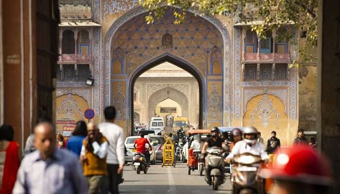 busy road on your Jaipur one day itinerary