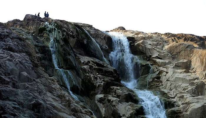 हैदराबाद के पास पर्यटन स्थल कुंतला जलप्रपात है