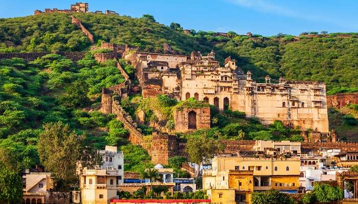 बूंदी प्रकृति के सुंदर दृश्य के कारण पर्यटकों के बीच प्रसिद्ध है