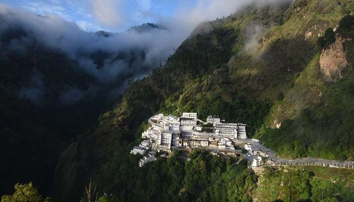 वैष्णो देवी मंदिर जम्मू में घूमने के लिए सबसे अच्छी जगहें में से एक है