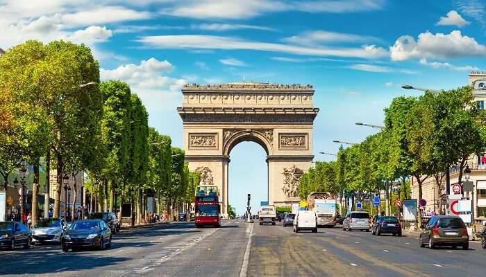 explorez l'Arc de Triomphe, c'est l'une des meilleur endroits à visiter à Paris