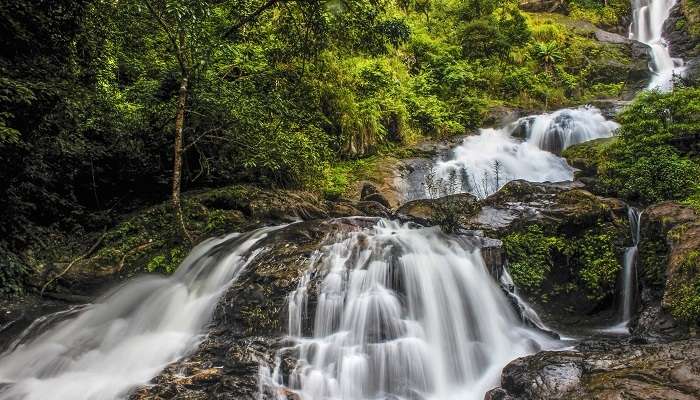 La vue incroyable de cascades d'Iruppu à Coorg, c'est l'une des meilleur  lieux à visiter en Inde