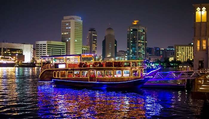 Diner sur la croisiere en boutre, c'est la meilleur choses à faire à Dubaï