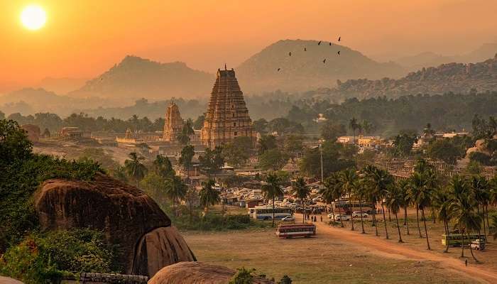 La vue du temple historique de Virupaksha avec un magnifique coucher de soleil